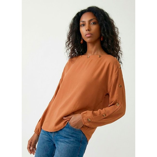 Blusa Caramelo Gola Canoa em Crepe Manga Longa Sob Botões Marrom