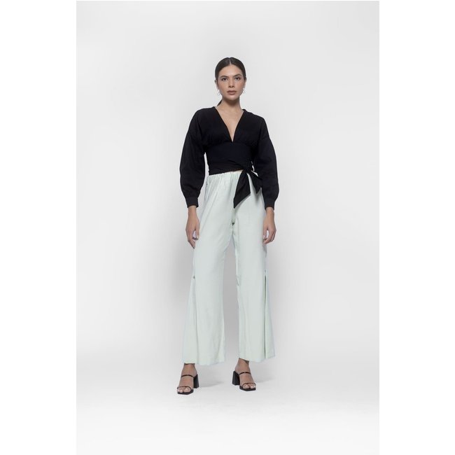 Blusa Lemmut Feminina Preta Transpassada com Amarração Frontal