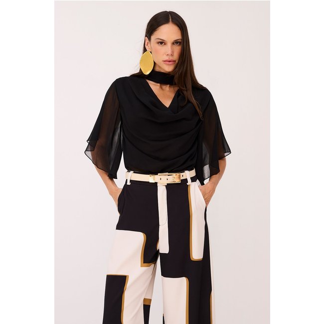 Blusa Reta Lisa Com Gola Laço Preto Charry