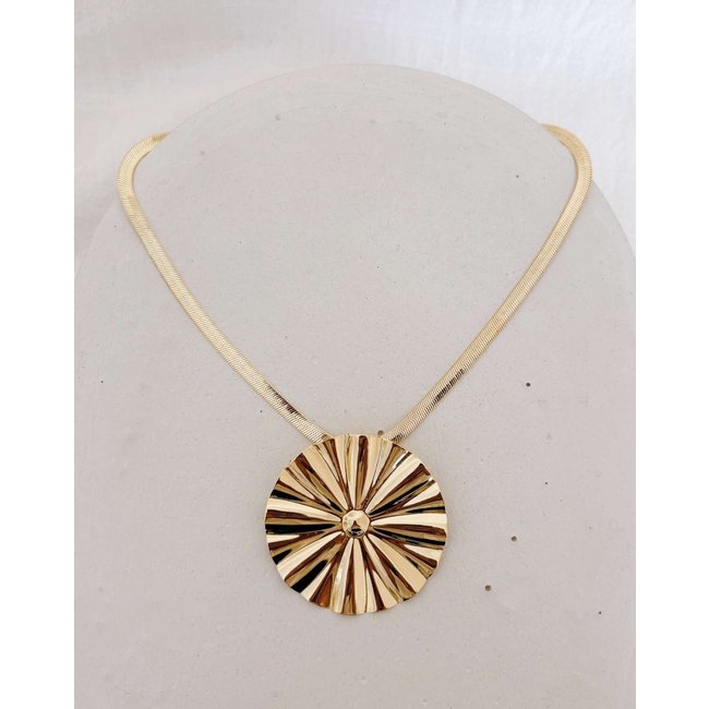 Colar Fita Maxi Medalha Banho Ouro