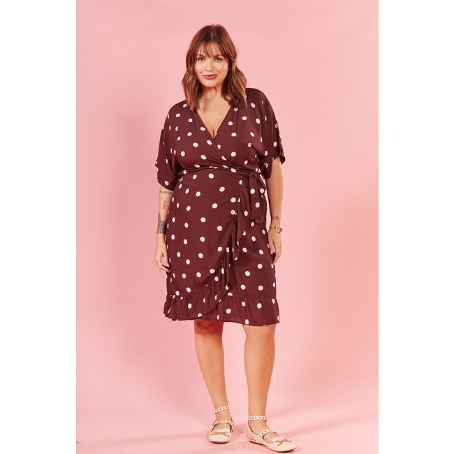 Vestido In Love Curto Beatrice Poa Off Fundo Marrom