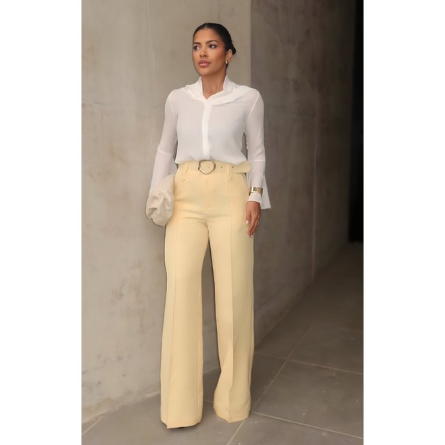 Calça MOS Feminina Pantalona de Alfaiataria Social com Cinto Fivela Dourada Amarelo Claro Manteiga Amarelinho – Mariana Olympio