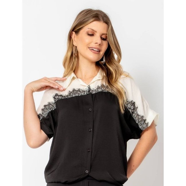 CAMISA ACETINADA COM RENDA CREME