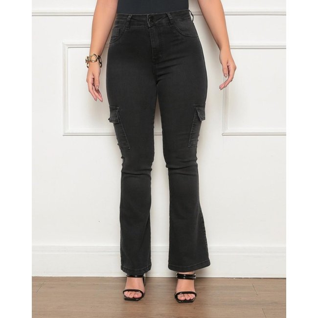 Calça Jeans Cargo Feminina com Corte Flare e Bolsos Funcionais Avec