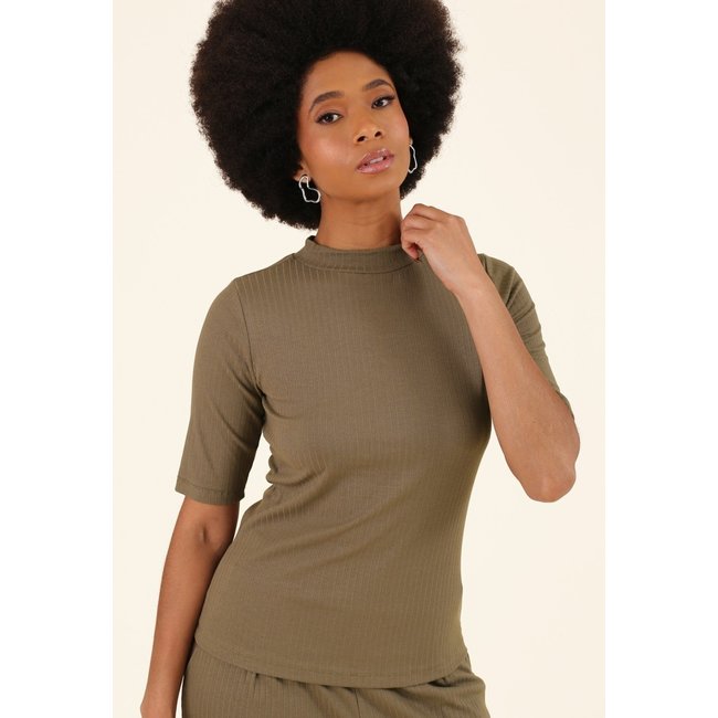 Blusa Pop Me Em Canelada Manga Curta Com Gola Alta Verde Oliva