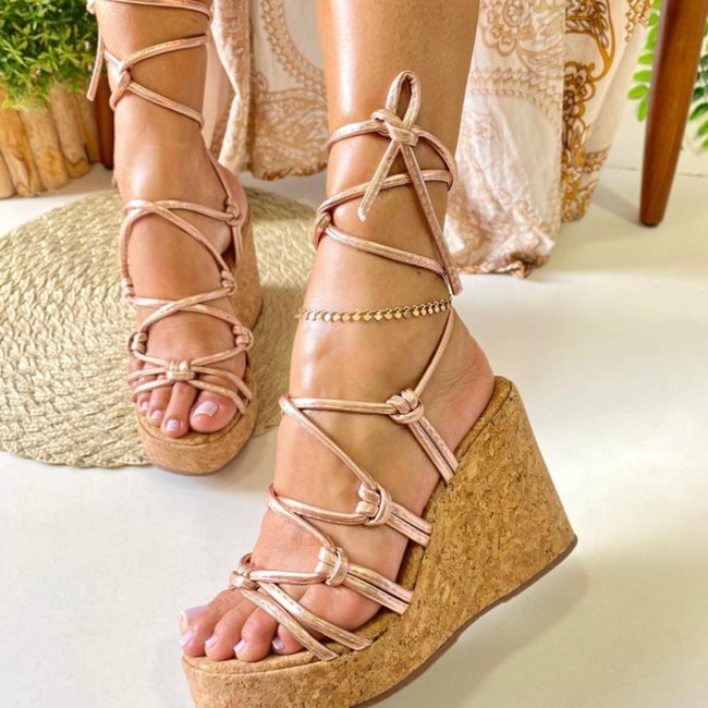 Sandália Delazari Plataforma Camel com detalhes