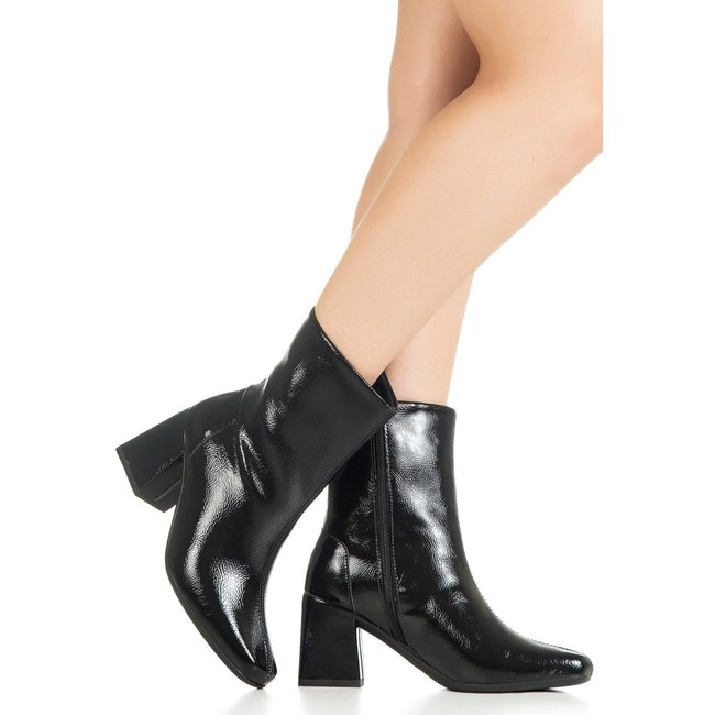 Bota Feminina Bico Quadrado GiGiL Cano Curto Verniz Preto