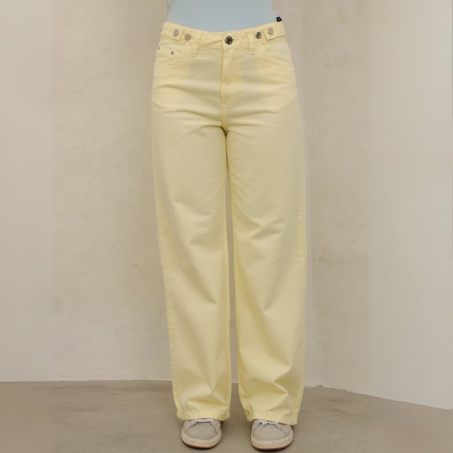 Calça Wide Leg Sarja Com Ajustador Cos Feminina Revanche Axiópolis