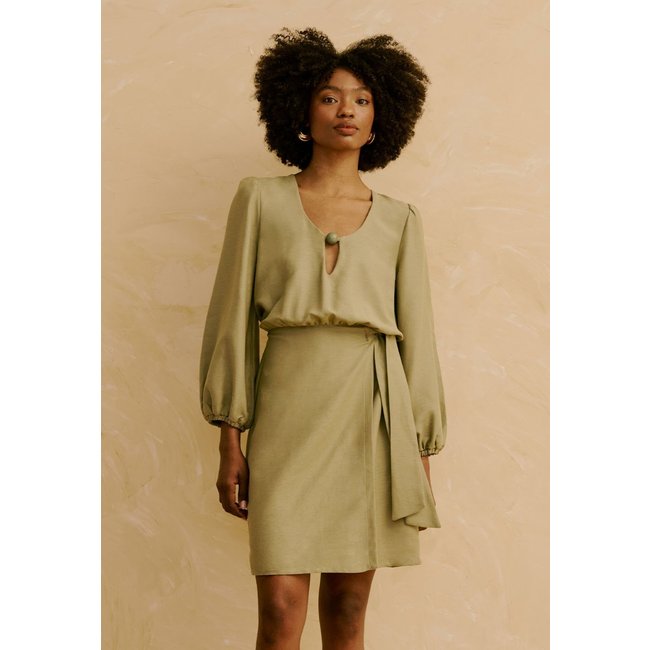 Vestido Curto Liso Ponteira Decote