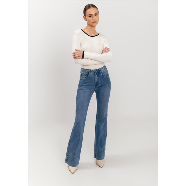 Calça Jeans Flare Com Cintura Alta E Bolsos Funcionais
