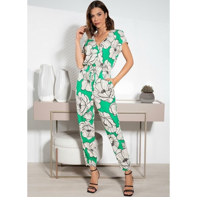 Macacão Viscose Plana Floral Fundo Verde Quintess