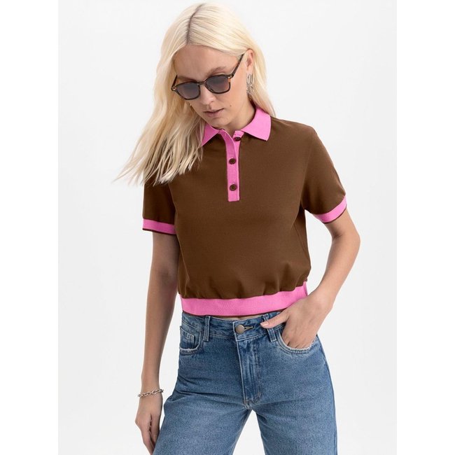 Blusa Feminina Polo Retro Em Piquet Essendi Marrom Escuro Marrom