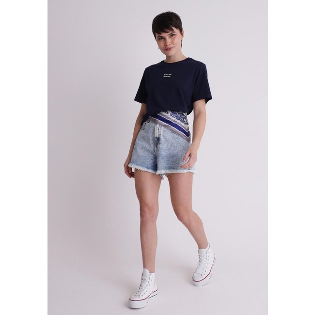 Short jeans marmorizado barra desfiada