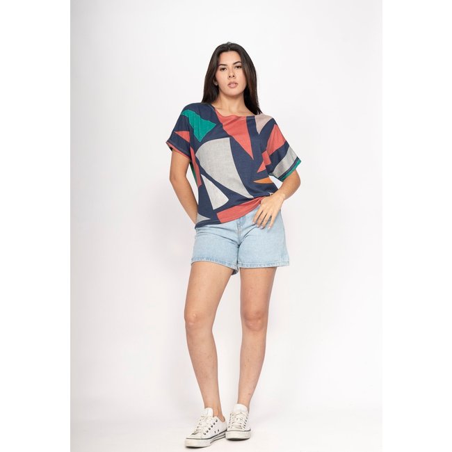 Blusa Amazonia Vital Básica Morcego Malha Gola Canoa Manga Curta Geometrias do Tempo