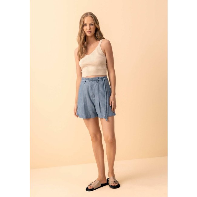 Shorts Em Jeans E Liocel Com Cintura Alta E Cinto