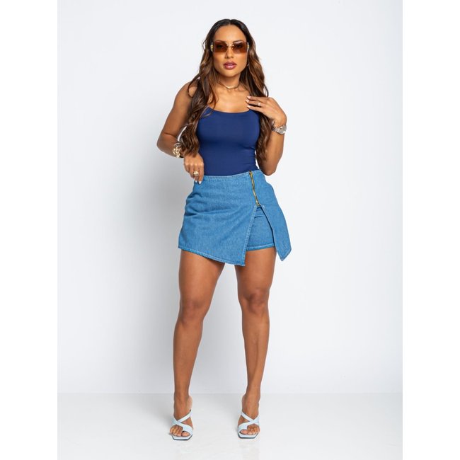 Shorts Saia Feminino Jeans Claro Cintura Sem Cós com Zíper Barra Assimétrica Fenda