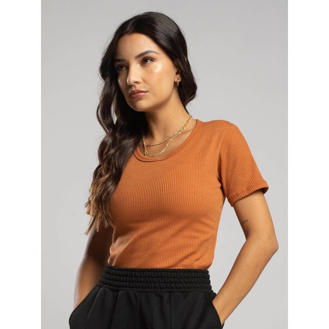 Blusa Canelada Vicbela Manga Curta Gola Redonda Terra