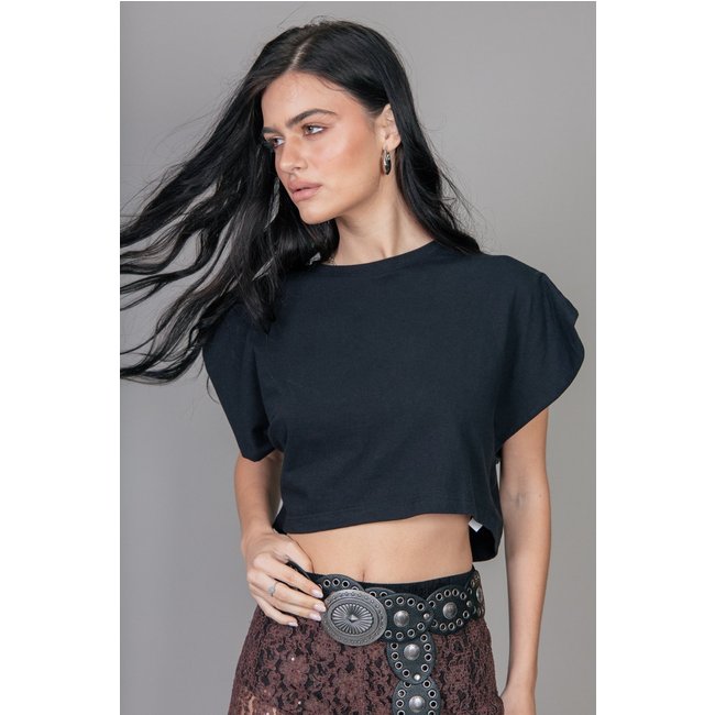 Camiseta Cropped Preta Com Ombreira marinaegabriella