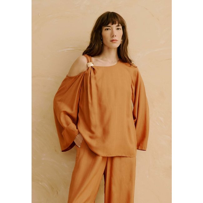 Blusa com Detalhe Ombro Vazado e Aviamento