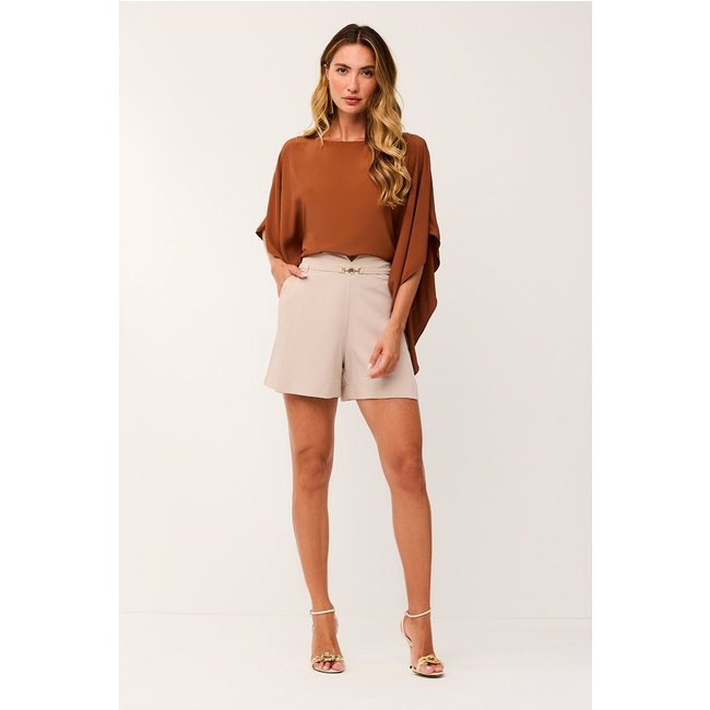 Short Liso Com Mini Bridão Bege Pérolas Charry