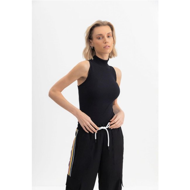 Blusa Feminina Com Gola Alta Essendi Preto Preto