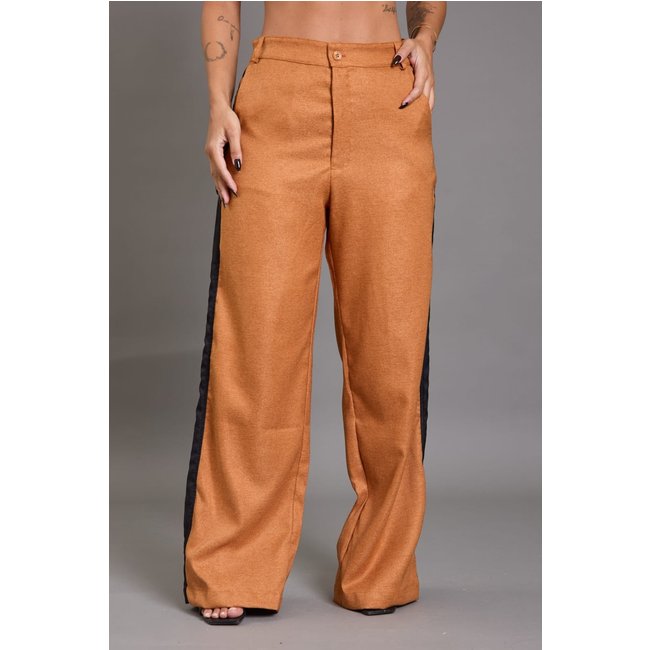 Calça Pantalona Feminina com Detalhe Lateral Lemier Collection Caramelo