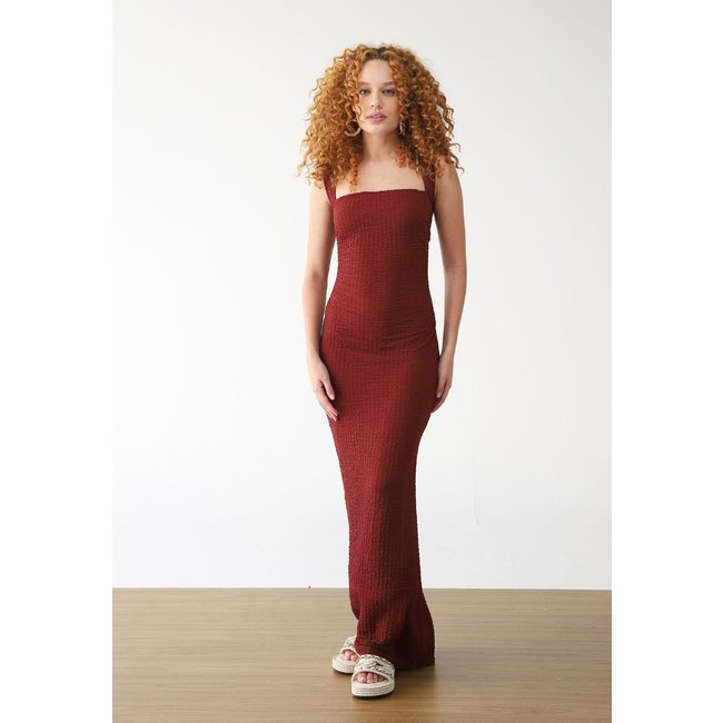 Vestido FARM Midi Alça Torcida Textura Vinho