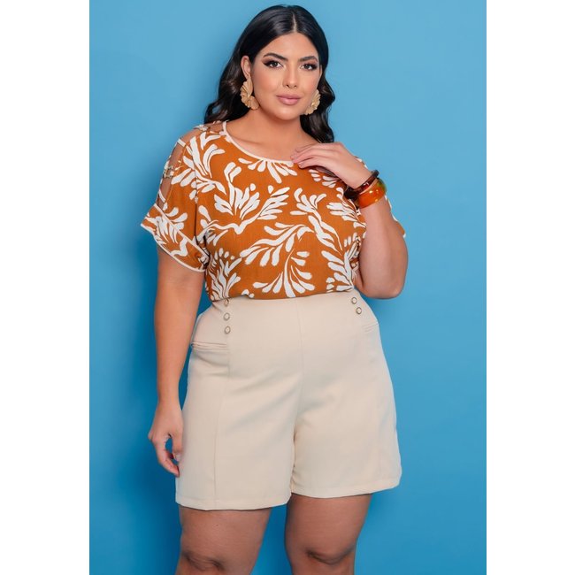Short Plus Size Alfaiataria com Recortes e Botões Decorativos Bege