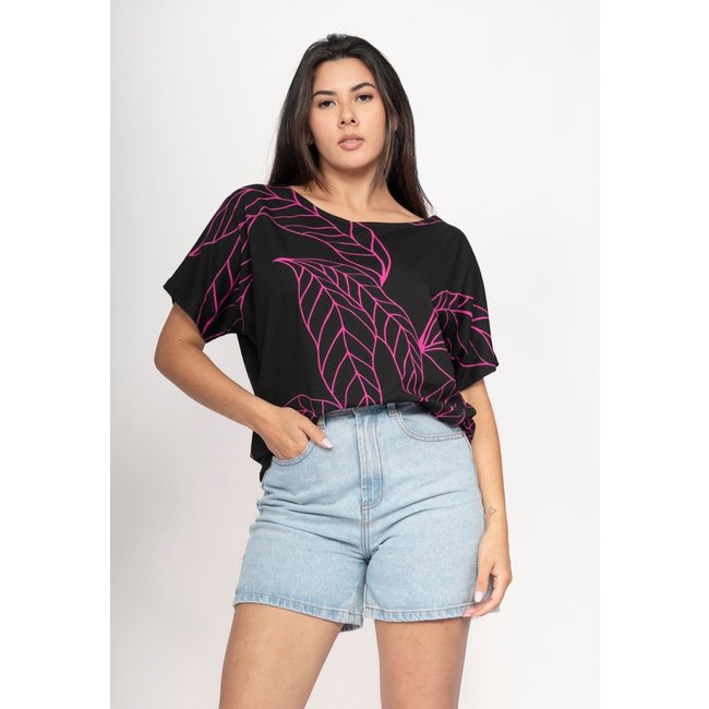Blusa CabanaFree Básica Morcego Malha Gola Canoa Manga Curta Estampa Antúrios Lilás