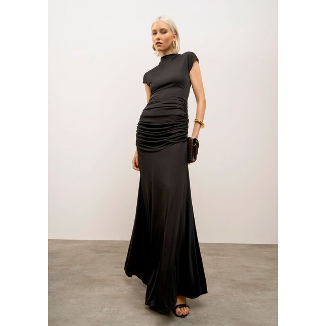 Vestido Iódice Ajustado Gola Alta Manga Curta Longo Preto