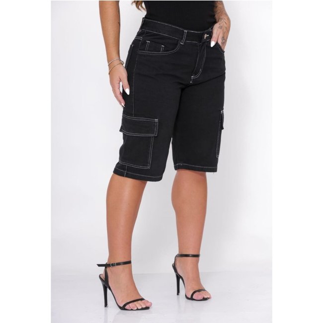 Bermuda Feminina Jeans Loka Cargo Preta com Costura Branca