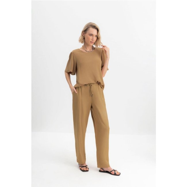 Calça feminina sarjada Essendi Camel médio Bege
