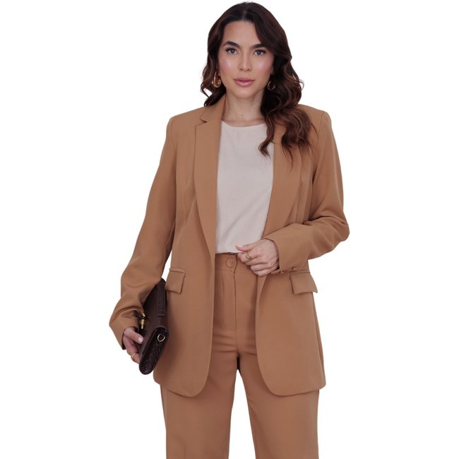Blazer MOS Feminino Alongado de Alfaiataria Social com Botões de Madrepérola Caramelo Camelo Bege – Mariana Olympio