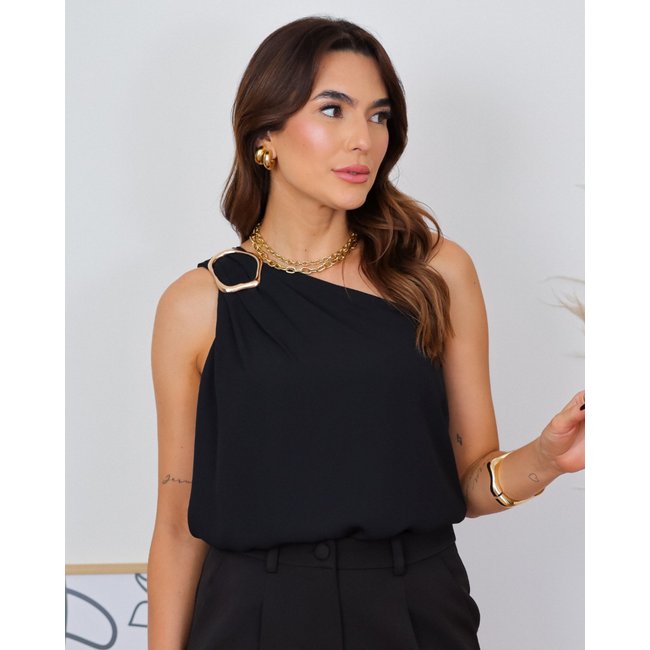 Blusa MOS Feminina Assimétrica com Decote Ombro Só Nula Manga e Fivela Dourada Preto