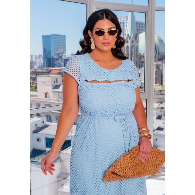 Vestido Midi Plus Size em Tela Crochê com Detalhe no Decote Azul