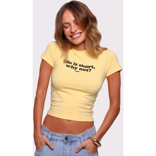 baby tee amarela life is short Amarelo