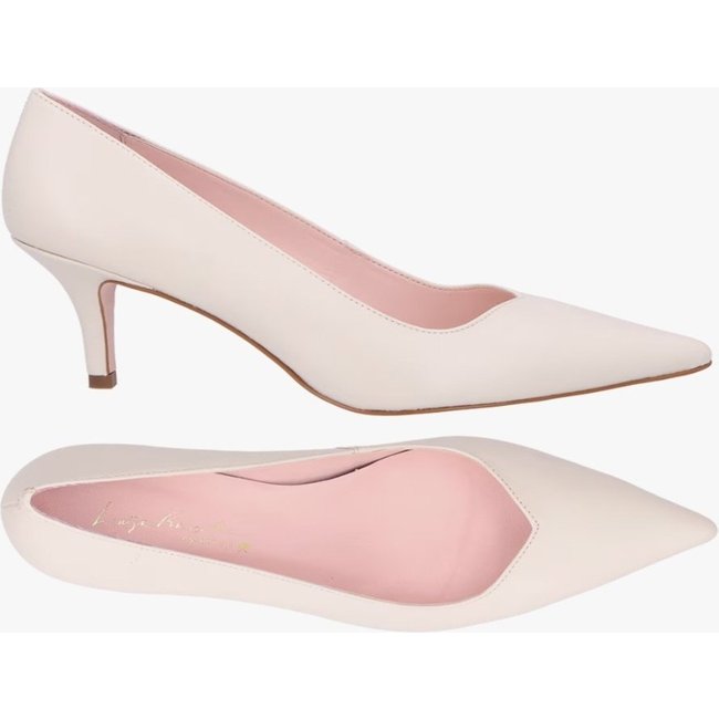 Scarpin Em Couro Off White De Salto Fino Médio E Bico Fino