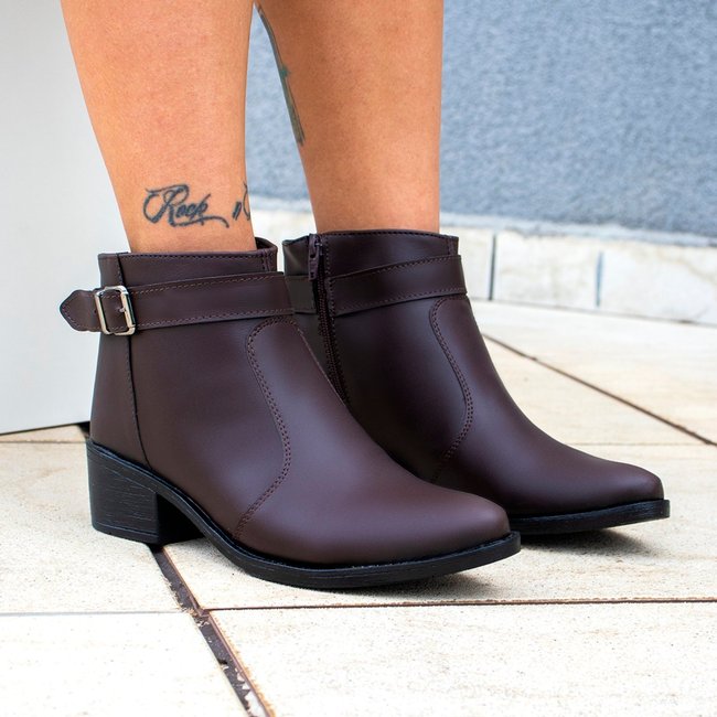 Bota Feminina Cano Curto Salto Baixo Com Fivela Zíper Lateral Marrom