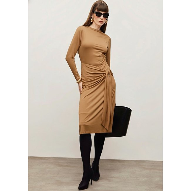 Vestido Iódice Ajustado Gola Alta Manga Longa Midi Marrom