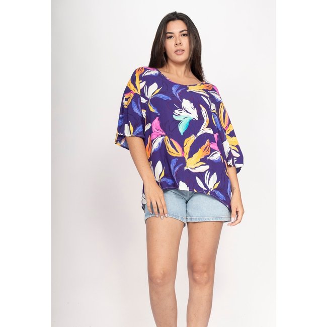 Blusa CabanaFree Morcego Ampla Tangará Estampa Pétalas ao Vento