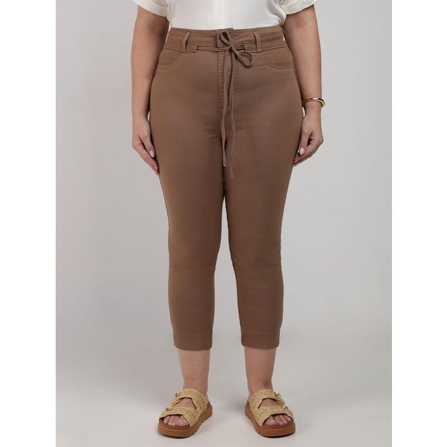 Calça Sarja Capri Sawary Plus Size Feminina MARROM