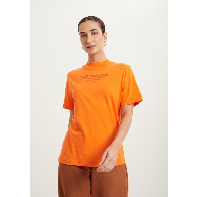 Blusa T-shirt De Mangas Curtas Com Estampa Localizada