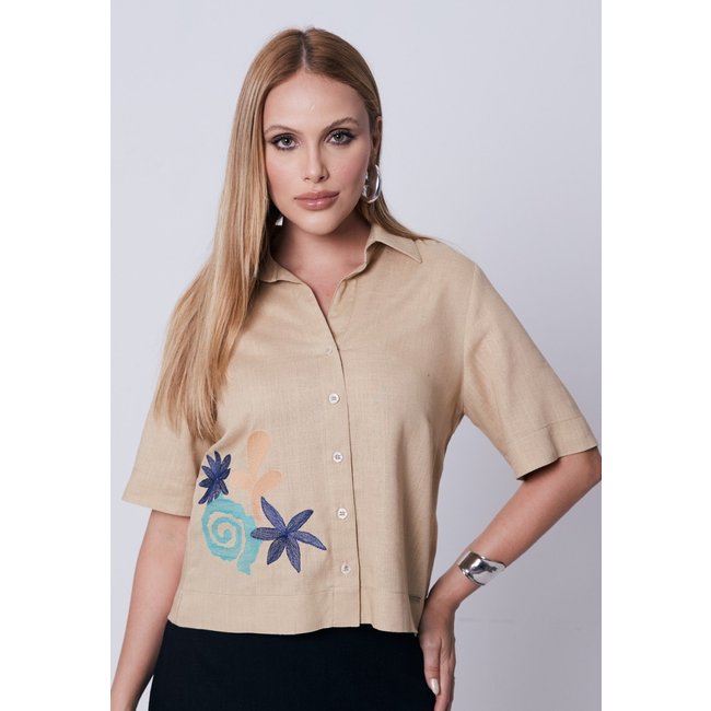 Camisa Mamorena Manga Curta em Linho com Frente Bordada