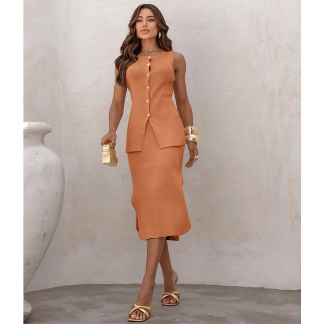 Conjunto Cherry Line Duas Peças Blusa Colete Botão Sem Manga Saia Midi Fenda Tricô Caramelo