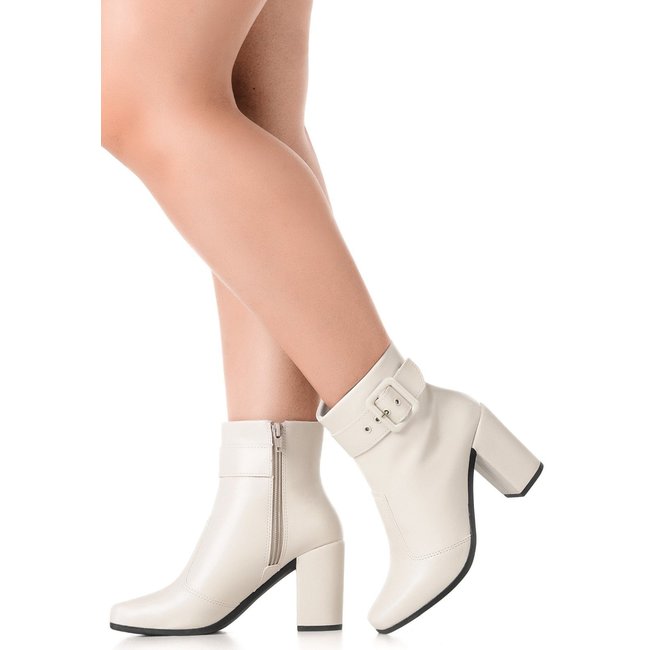 Bota GiGiL Bico Quadrado Salto Alto Fivela Off White