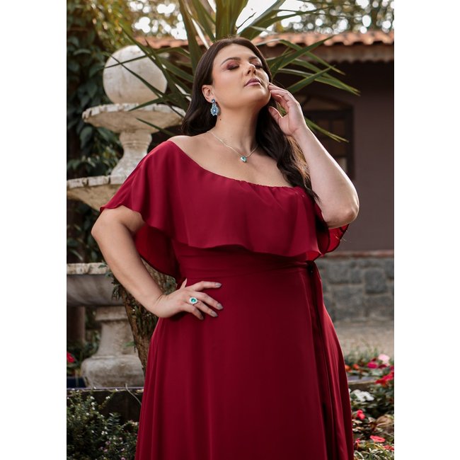 Vestido Longo de Festa Madrinhas Curvy Plus Size Ombro à Ombro com Fenda Dennila Cia do Vestido Marsala