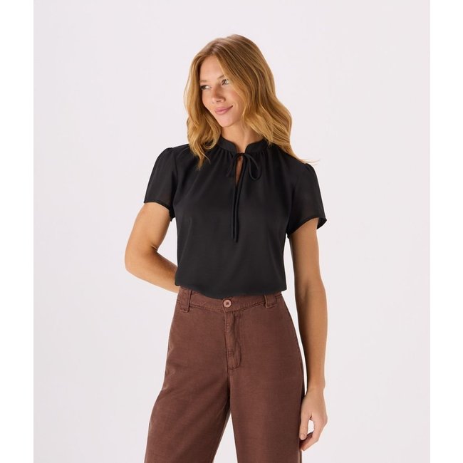 Blusa Makenji Com Detalhe Amarracao No Decote Feminina Preta