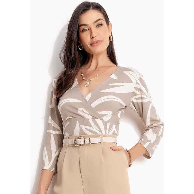 Blusa Floral Bege Em Malha De Viscose - Quintess