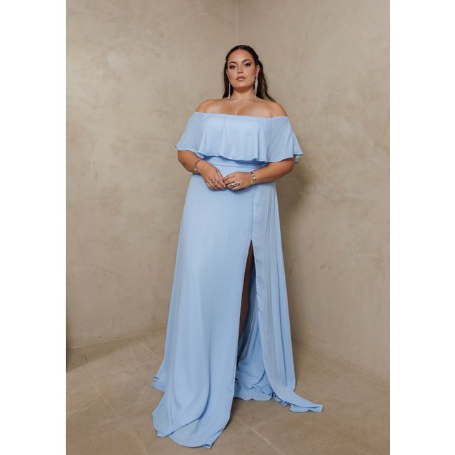 Vestido Longo de Festa Madrinhas Curvy Plus Size Ombro à Ombro com Fenda Dennila Cia do Vestido Azul Serenity
