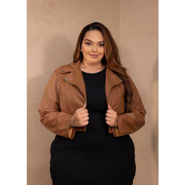 Jaqueta P.U. Cropped Plus Size Com Zíper Cia do Vestido Marrom Mocha Mousse